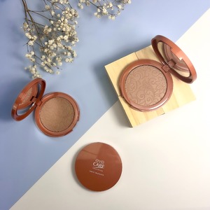 Une poudre qui sculpte le visage et donne un effet bonne mine !? C’est possible.🤩

La Poudre bronzante structure votre visage. Insistez avec le pinceau poudre de manière à former le chiffre 3 sur le côté de votre visage. Commencez par la tempe avant d’entourer l’œil pour insister sur les pommettes et de repartir en arrondi vers la mâchoire.

 Les fines nacres qui la composent accrocheront la lumière et offriront à votre visage un joli teint halé durant l’hiver.

#eyecarecosmetics #poudrebronzante #bronzer #effet #bonnemine #sculpte #visage
