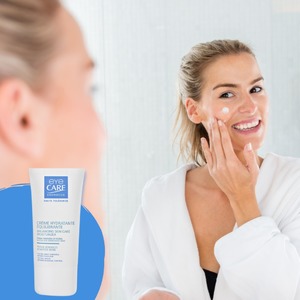 Le vrai secret d’une peau souple et douce : l’hydratation

En plus du vent glacial, notre peau est exposée aux agressions extérieures. LA solution : appliquer notre crème hydratante équilibrante.
Concentrée en urée, elle rend la peau du visage plus rebondie, tonifiée.

En complément de notre crème, notre kit hydratation contient le masque hydratant apaisant :
Appliquez-le 1 à 2 fois par semaine pour un teint frais et lumineux .

#eyecarecosmetics #secret #peaudouce #hydratation #creme #hydratante #masque #hydratant