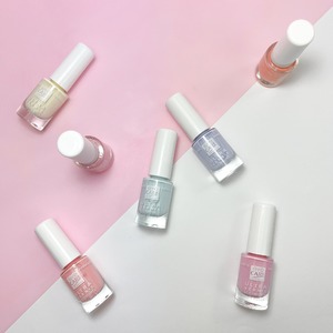 De jolis ongles en bonne santé 💅🏼

Certains traitements, dont les chimiothérapiques provoquent des réactions secondaires sur les ongles.

Pour y faire face les Ultra Vernis vont les protéger et les fortifier.

Petite info 😉 : Appliquer 2 couches leur permettra de combattre ses rayons plus efficacement.

Petite astuce : 
Étape 1 : Bien démaquiller ses ongles de notre précédente manucure à l’aide d’un dissolvant sans acétone.
Étape 2 : Appliquer une couche de notre Base Protectrice, pour d’avantage de protection.
Étape 3 : Appliquer 2 couches d’Ultra Vernis.
Étape 4 : Compléter avec une couche de Top Coat Gel.

#eyecarecosmetics #ultravernis #jolisongles #bonnesanté #protege #fortifie #combattre #rayons #astuce