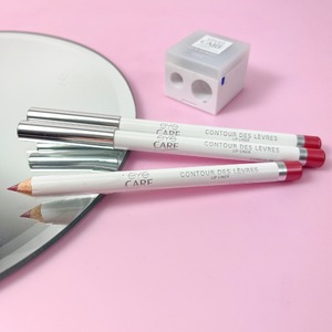 Que faut-il appliquer avant votre rouge à lèvres ? 

Notre crayon contour des lèvres bien sûr ! 

Il prépare et dessine le contour des lèvres pour un maquillage net et précis. 
Il offre au rouge à lèvres une meilleure tenue et lui permet de ne pas filer. 

Enrichi en beurre de Karité et en huile de jojoba, il possède des propriétés hydratantes et nourrissantes.

#eyecarecosmetics #cayonalevres #etape #avant #rougealevres #dessine #contour #levres #maquillage #net #precis #permet #meilleuretenue #hydrate #nourri
