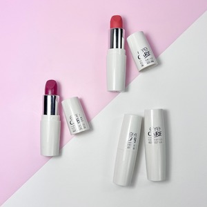 Un maquillage confortable pour toute la journée et qui met en valeur votre sourire.

Nos rouges à lèvres possèdent une formule enrichie en acide hyaluronique ainsi qu’en vitamines C et E, ce qui procure aux lèvres une hydratation intense ainsi qu’une longue durée.

Leur fini brillant ou satiné illuminera votre sourire pour toutes les occasions.

#eyecarecosmetics #rougesalevres #levressenisbles #metenvaleur #sourire #acidehyaluronique #vitamineC #vitamineE #hydratation #longuedurée