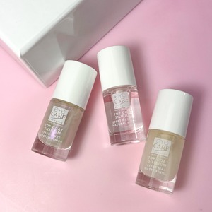 3 types de top coat pour finaliser votre manucure : 

✨Naturel : pour un résultat brillant et naturel 
✨Givré : un fini irisé et doux 
✨Mat : pour une manucure sophistiquée et mate 

Le top coat permet aussi d’apporter une couche protectrice régénérante et d’allonger sa tenue.

#eyecarecosmetics #topcoat #silicium  #naturel #givré #mat #coucheprotectrice #allonger #tenue