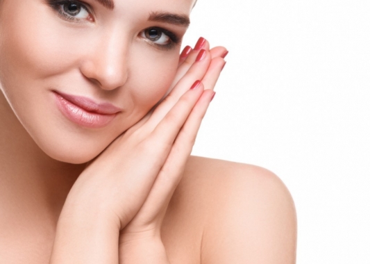 Peau et yeux sensibles ou allergiques : faut-il renoncer au maquillage ?